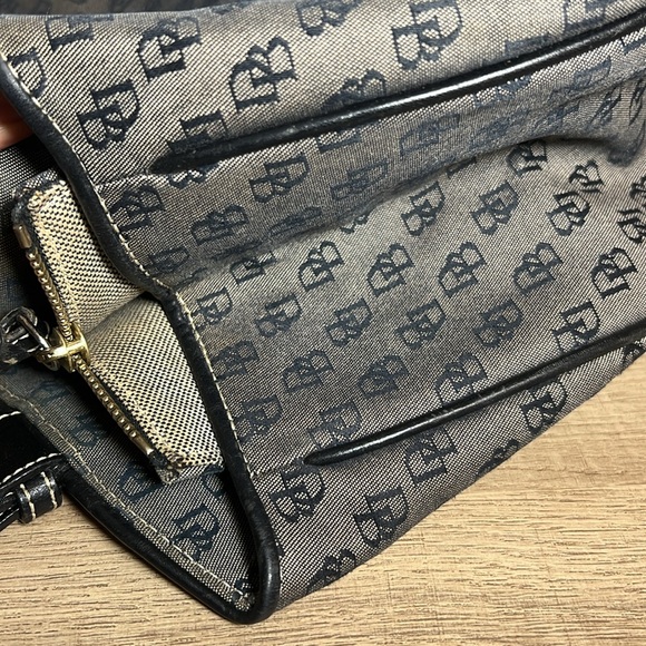Dooney and Bourke signature shoulder bag - Picture 14 of 17